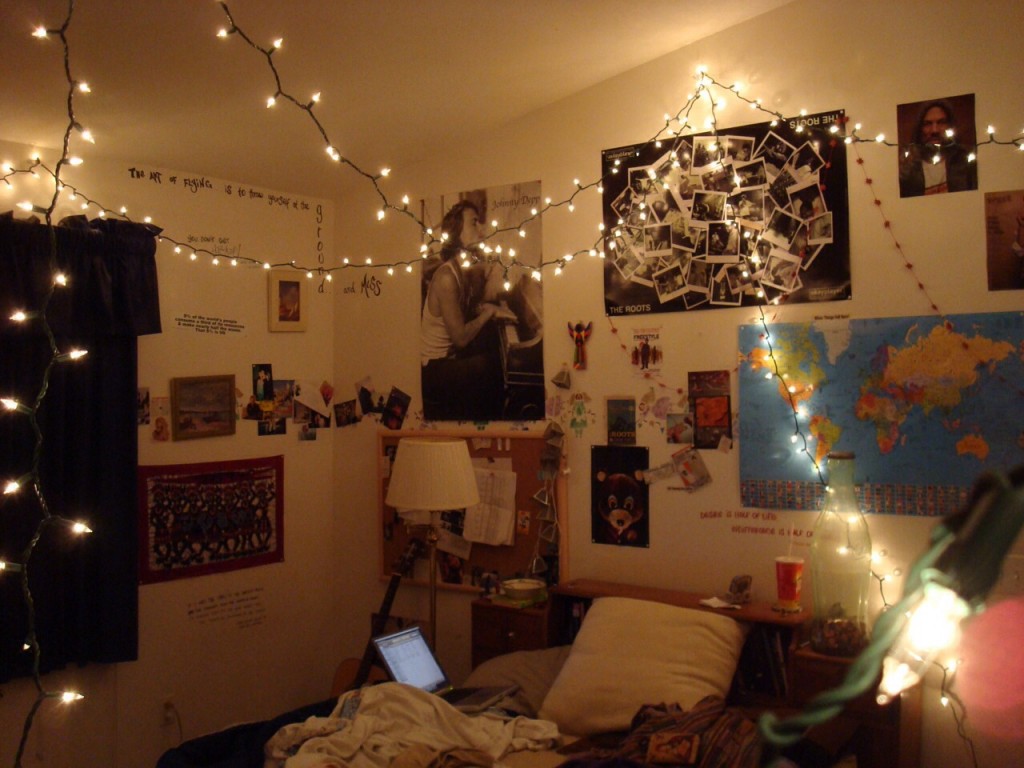small-bedroom-spaces-decoration-with-hanging-string-lights-ideas