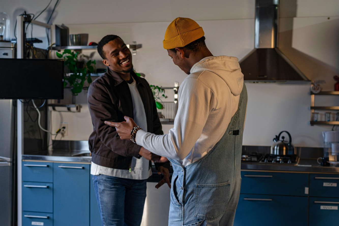 2 people handshaking